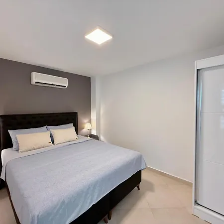 Sa Apartments! Beachfront With Sea View & Pool Apartamento